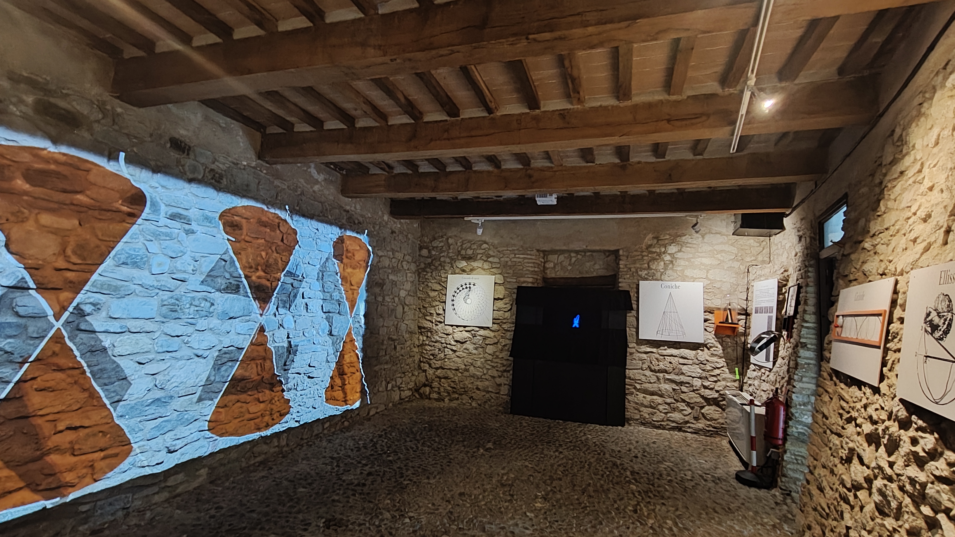 Installazioni e ologramma nella sala delle curve matematiche